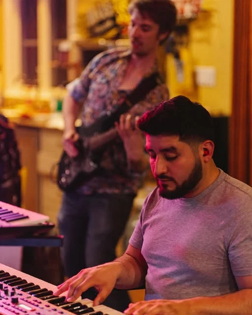 Keys and guitar being played together.